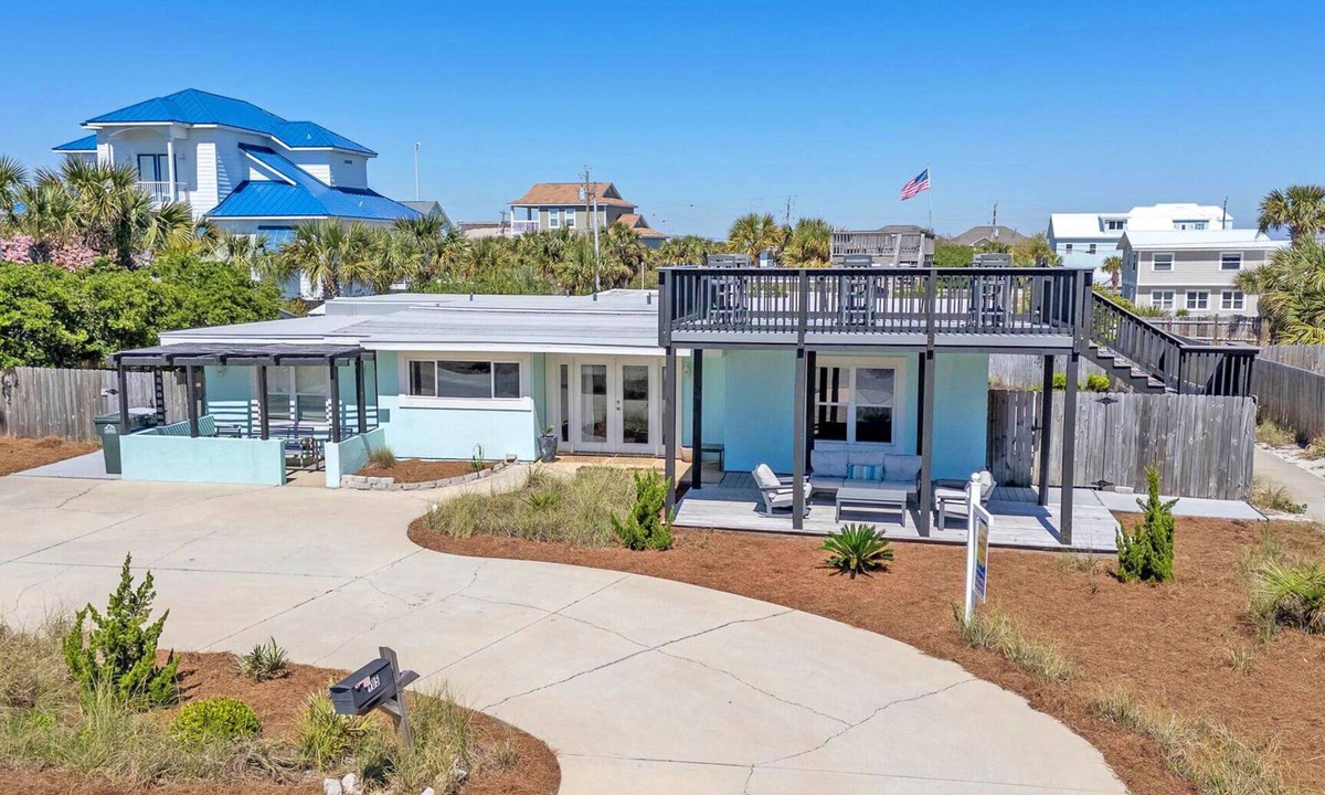 Villa Primera House | Updated Beach Cottage | Steps from the Gulf | Pet Friendly | Rooftop Deck