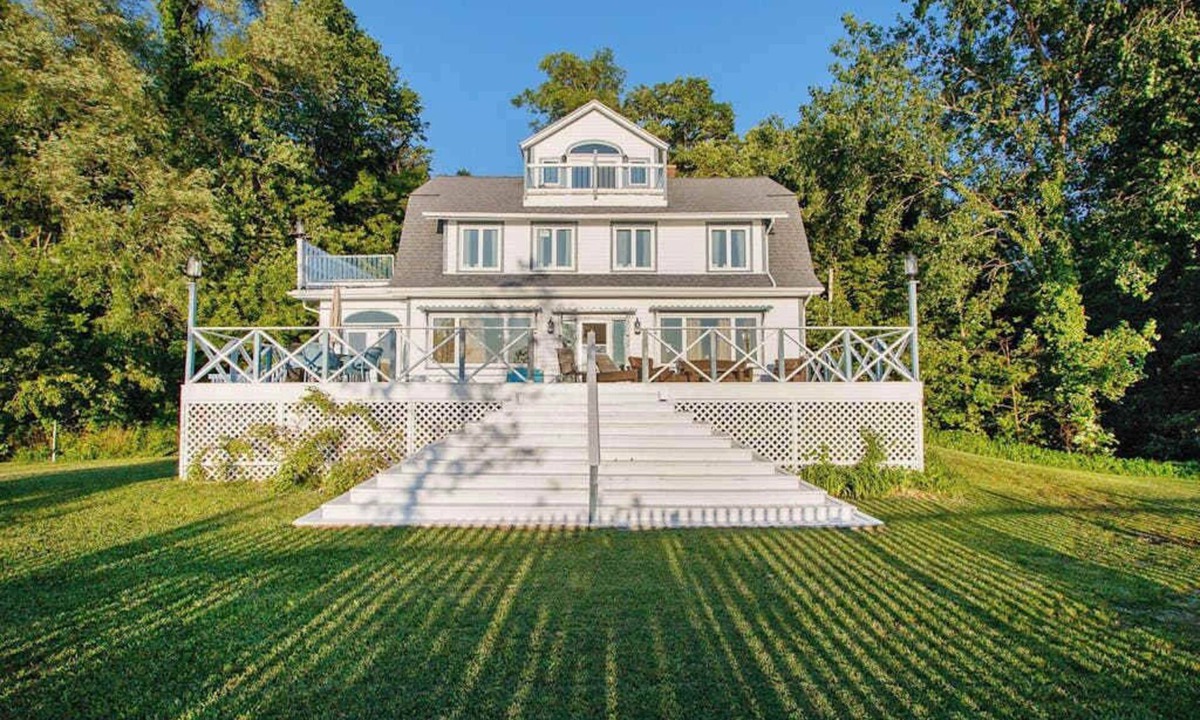 Lake Michigan Beach House | Upper-level Duplex on Lake Michigan w/patio, gas grill & WIFI