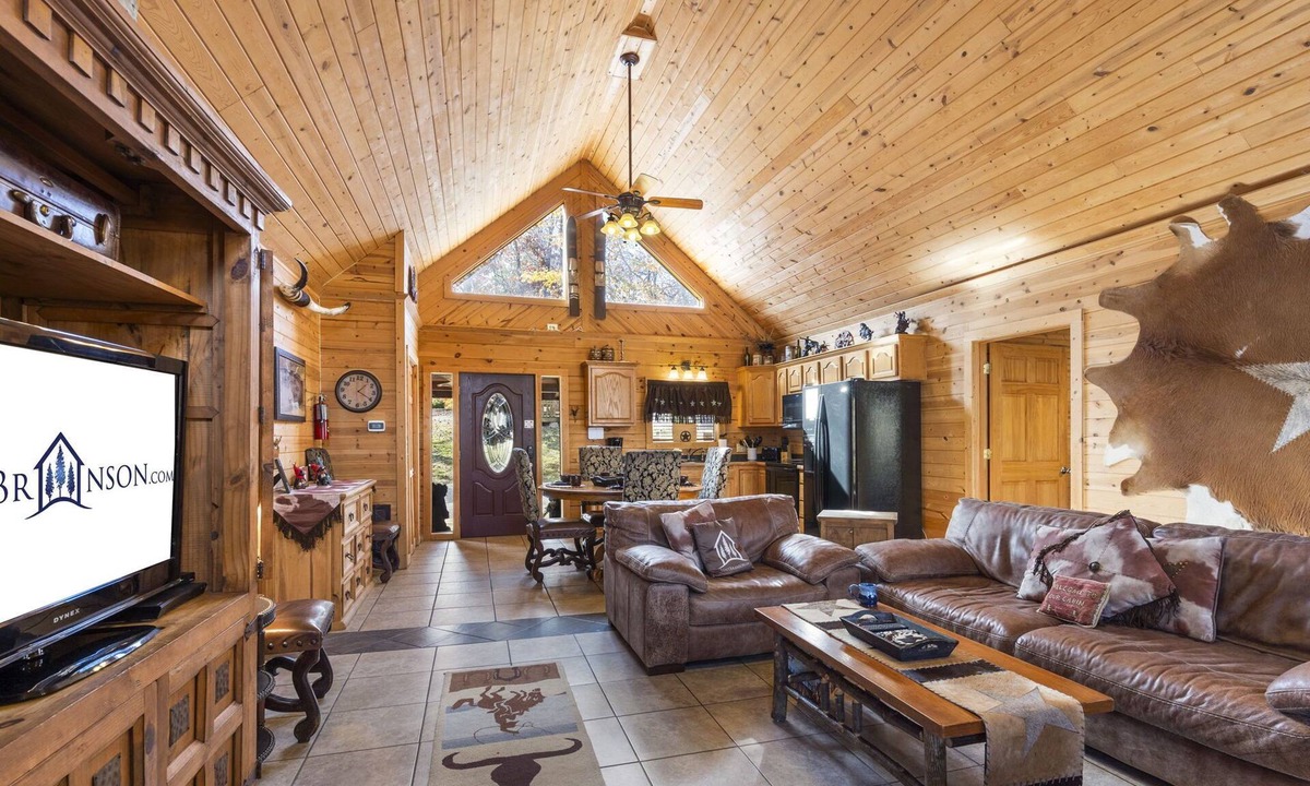 Branson Cedars Cabin | Upscale Log Cabin Over 2400 Sq Ft- Game Table-Free Tickets-Hot Tub-Car Charger-Near Thunder Ridge