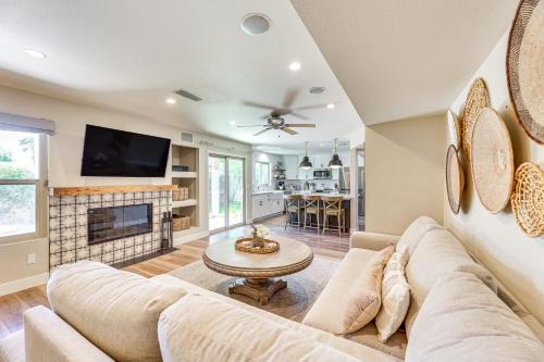 Val Vista Lakes House | Val Vista Lakes Extended Getaway: Hot Tub Access!