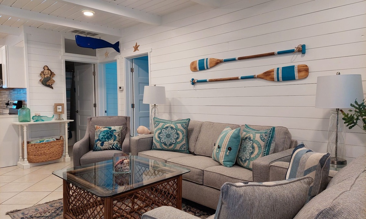 Crescent Beach House | VINTAGE BEACH COTTAGE SAVE JULY 19-22! 90 sec. walk to beach! Supplies Included!