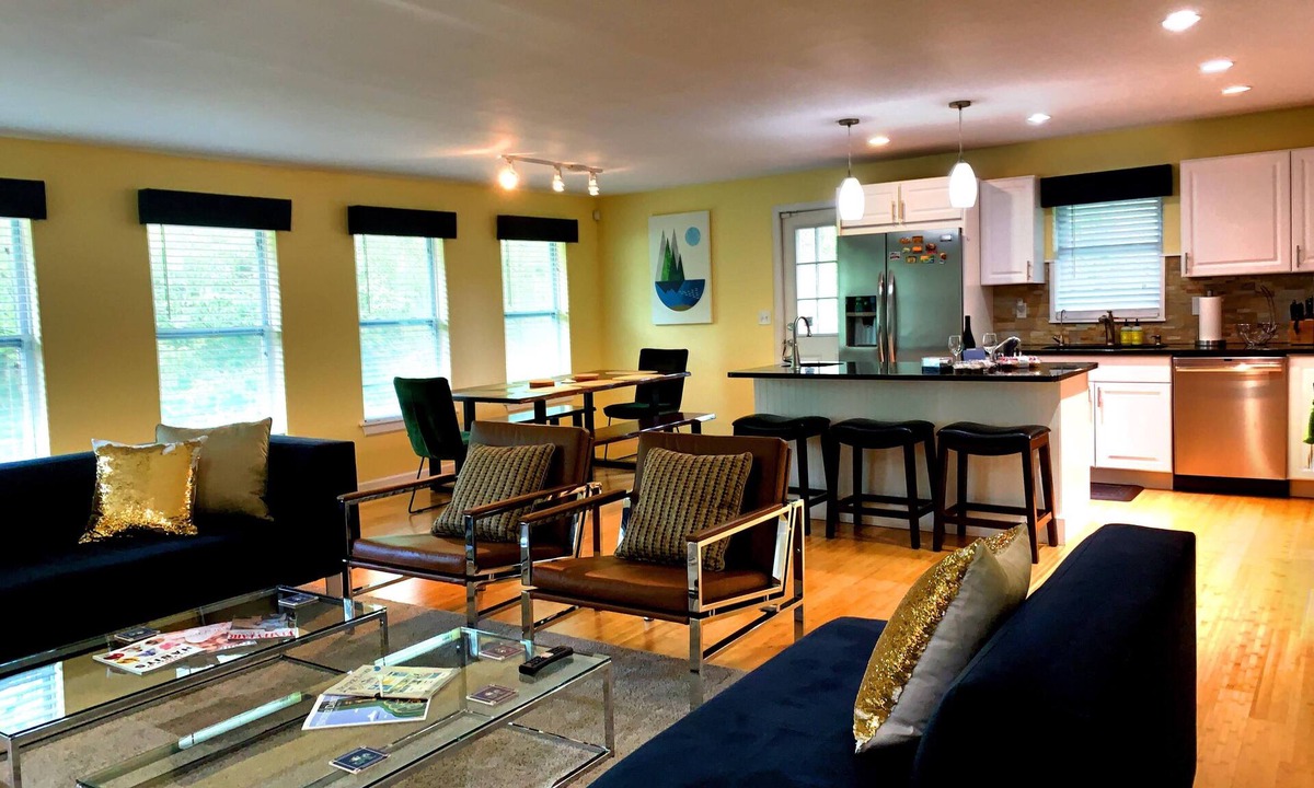 Wooded Estates House | Walk to ND - 3 Living Rooms - 5BR 3 Baths - Sleeps 16 - Top 1% Rated