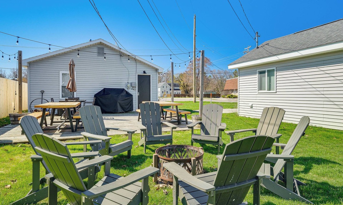 Elk Rapids House | Walkable 3-Unit Escape Near Elk Lake & Bay Access!