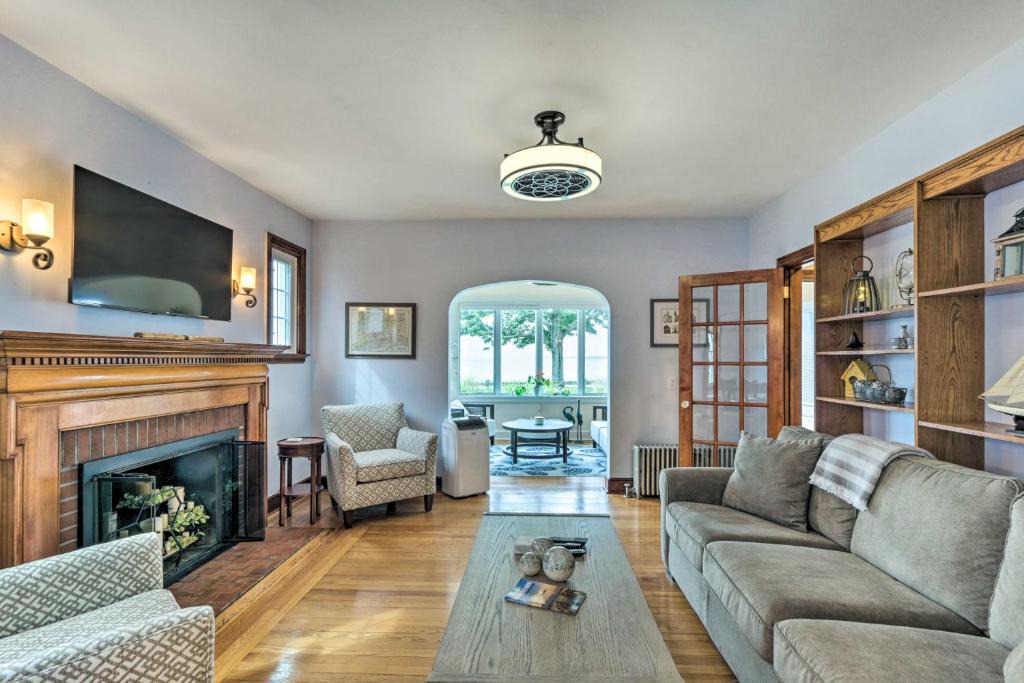 East Shore House | Walkable New Haven Retreat w/Ocean Views!