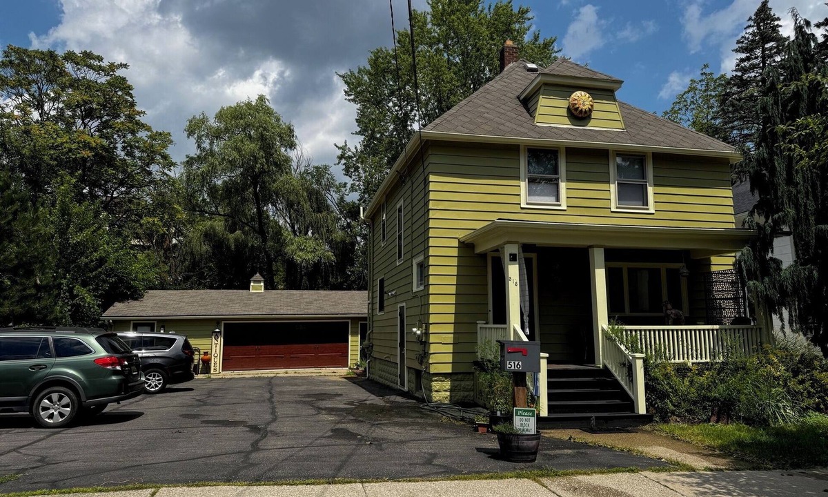 Old West Side House | Washington House sleeps 7. Located in the lovely Historic Old West Side. Edge of downtown Ann Arbor