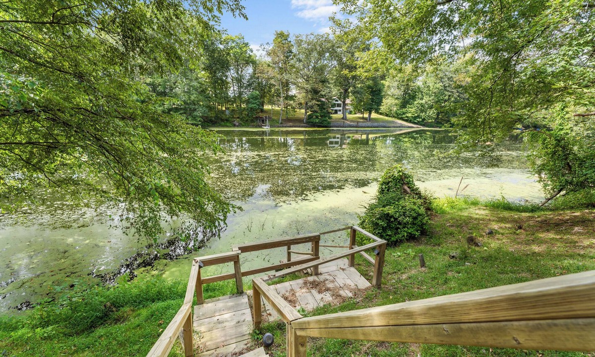Mount Marion House | Waterfront Charming Cottage