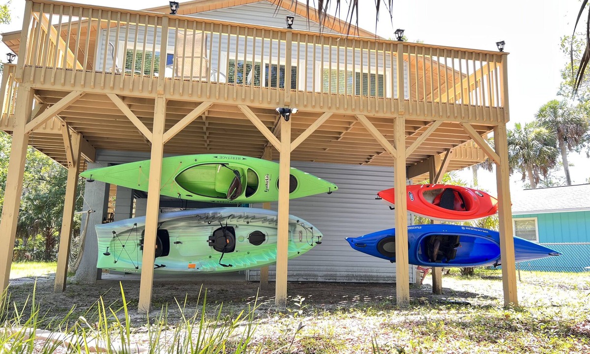 Weeki Wachee Gardens House | Waterfront Paradise w Manatees Fishing Kayaks in the Backyard! Newly Renovated