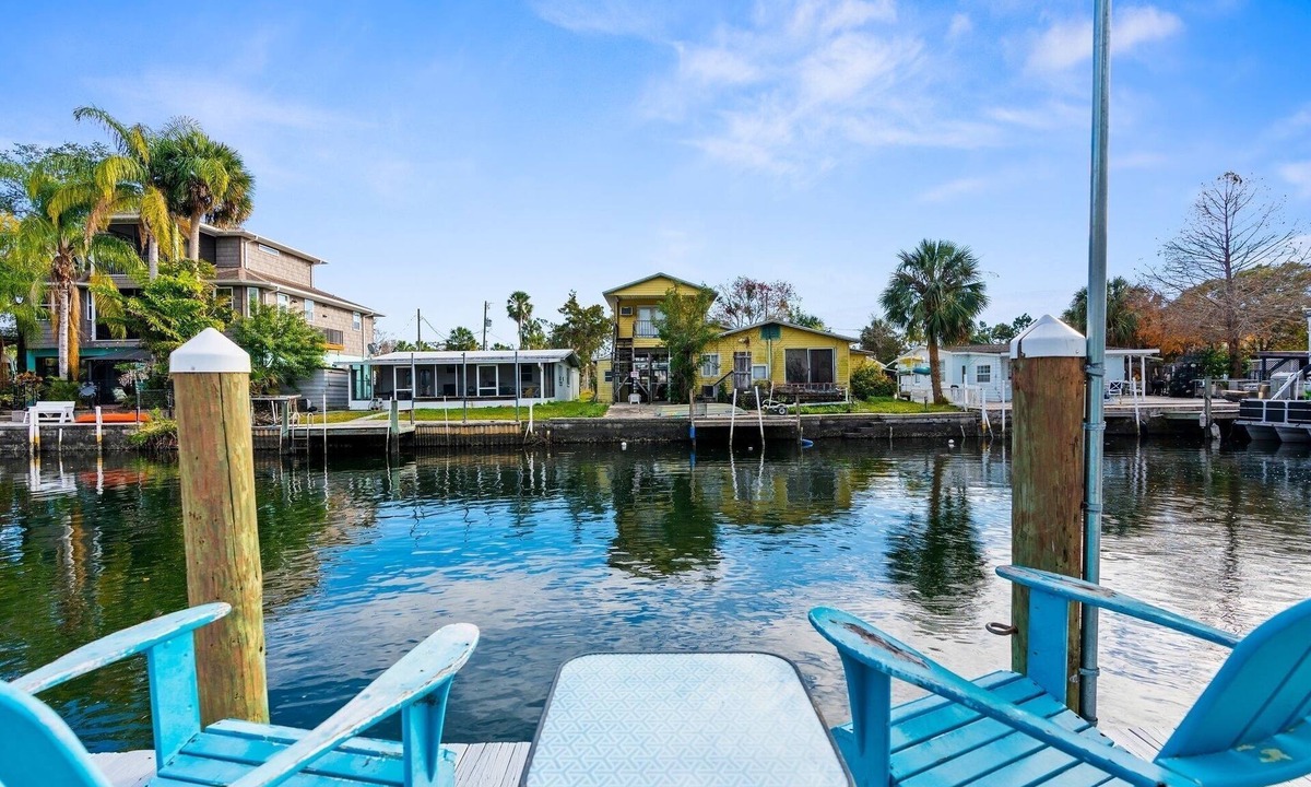 Weeki Wachee Gardens House | Weeki Wachee Waterfront "Fin & Tonic" Get Away with FREE Kayaks & More!