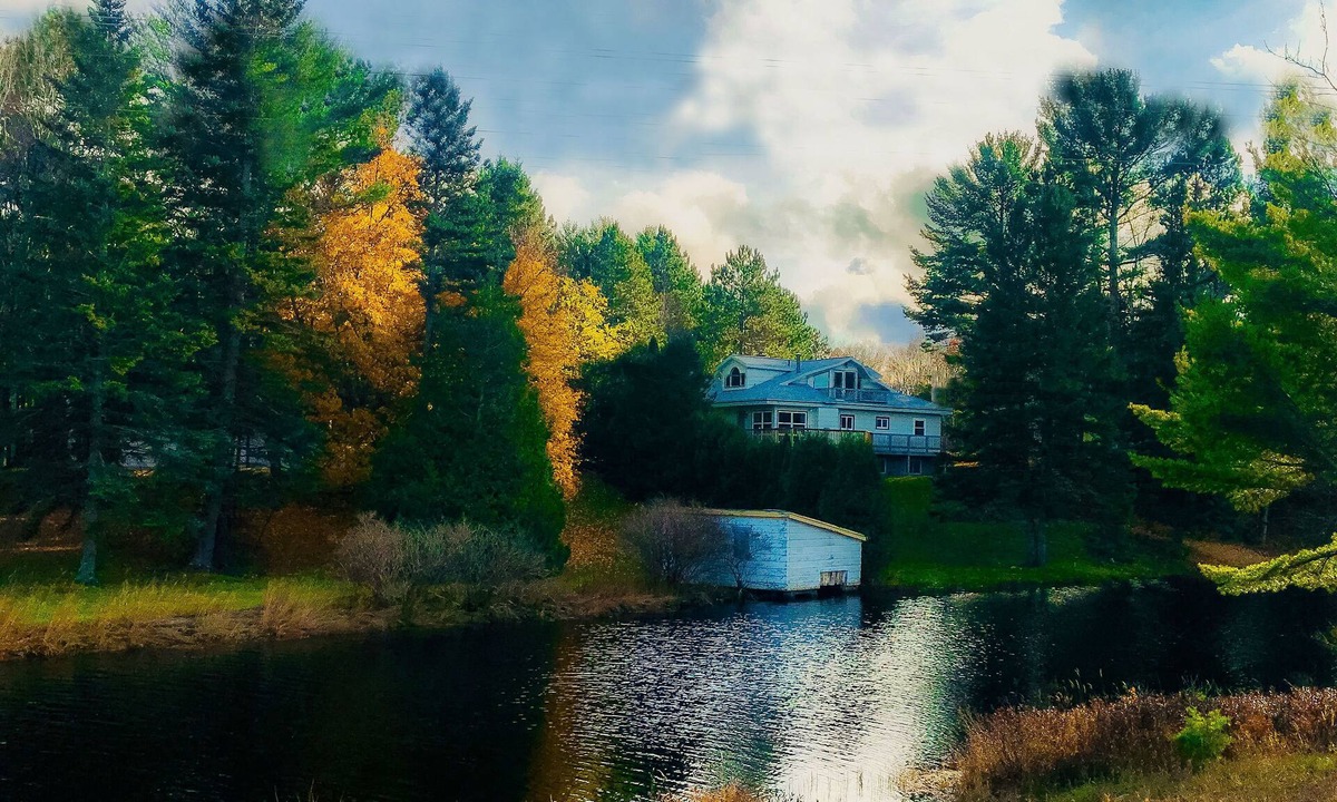 Deerton House | Welch's Riverview Retreat, Welchʻs Riverview Retreat - Your Window to Lake Superior