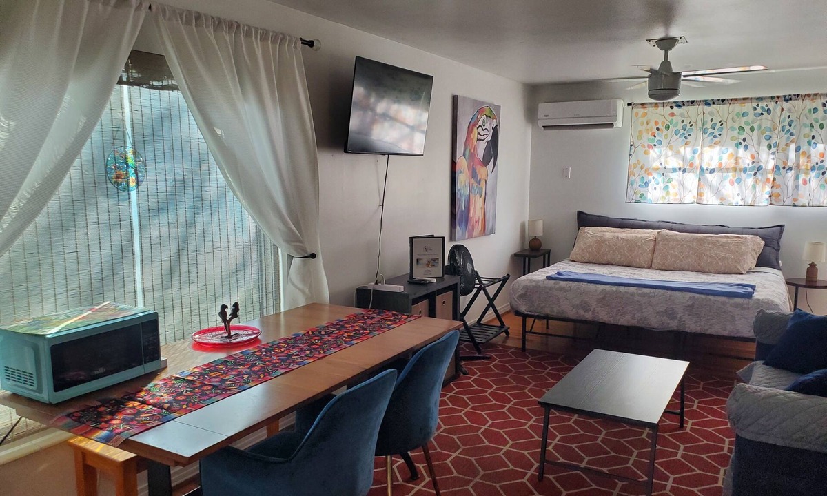 South Pensacola House | Welcome to Parrot Perch. Large & Comfortable Studio