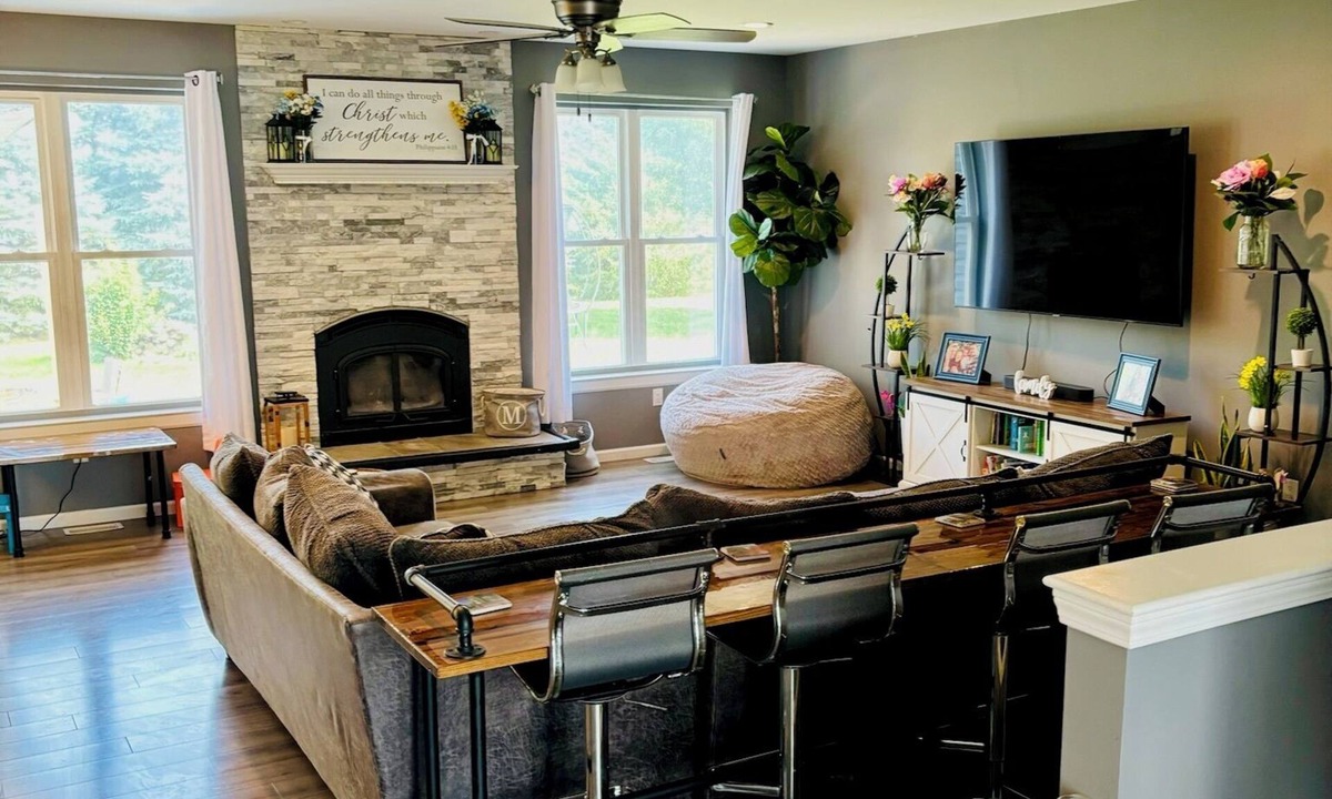 Ann Arbor House | Whole house with volleyball court and Minutes from the BIG HOUSE and UM hospital