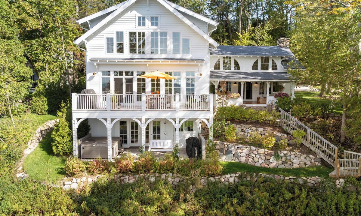Forest Beach House | Windover Cottage - Beautifully Decorated! Private Beach! Close to Town!