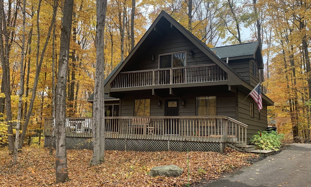 Harbor Springs House | “Year-Round Adventure Awaits – Ski, Golf & Relax in Harbor Springs!”