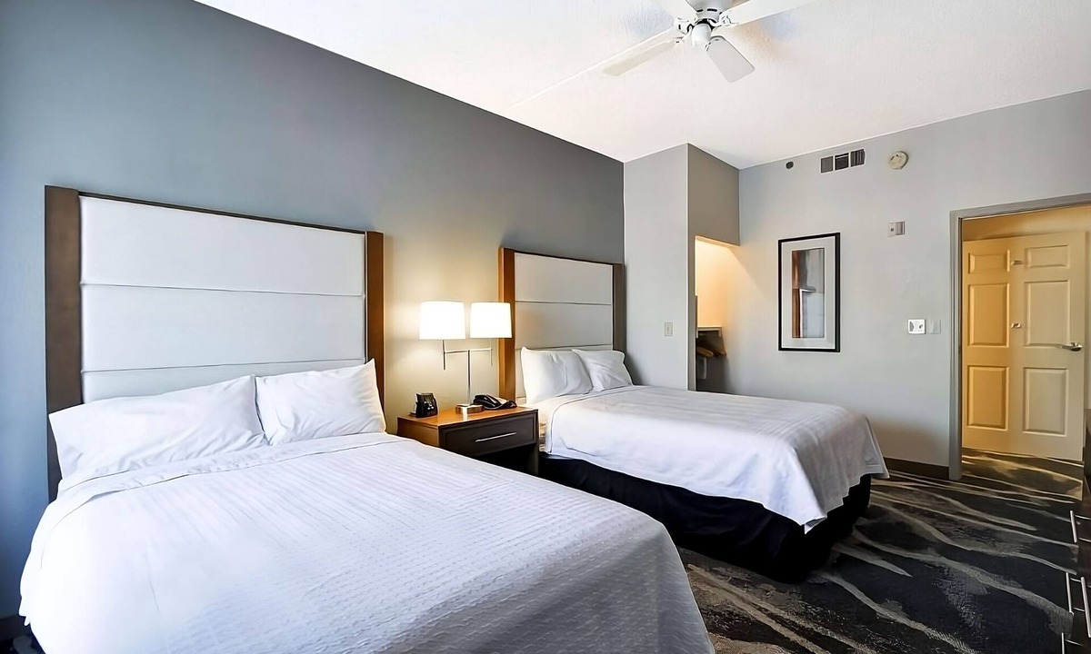 Camelback East Hotel | Your Home Away from Home in Phoenix! Outdoor Pool, Free Breakfast, Full Kitchen!