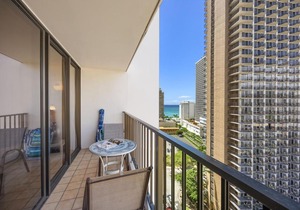 17FL Fully Renovated, 5 mins to Beach with Parking in Honolulu