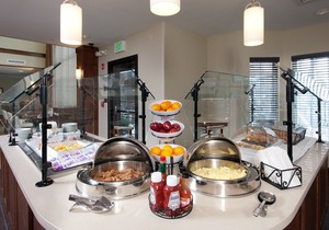 Free Breakfast Buffet + 20 Minutes from Niagara Falls! Pool & Hot Tub. in Amherst