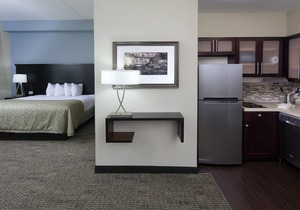 Free Breakfast Buffet + 20 Minutes from Niagara Falls! Pool & Hot Tub. in Amherst