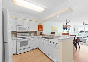 Gorgeous 2 bedroom condo with a balcony by the beach! | Laguna Keyes - 701
