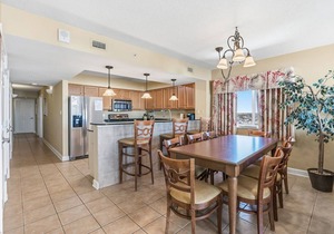 Luxury condo, across the street from the beach + Free Attraction Tickets!