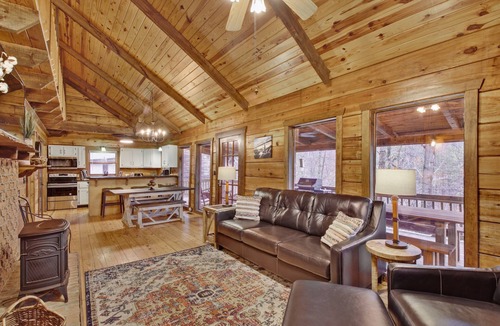 Lookout Valley Neighborhood Association Cabin | 1 mile to TN RiverPlace-Log Cabin-Hot Tub-Pond Fishing-2 Acres-Covered Deck-Firepit-Chattanooga