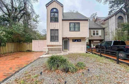 Florida Panhandle House | 10 miles to beach 5 mi to downtown Creek and deck in backyard Washer Dryer