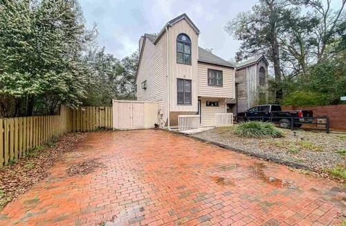 Florida Panhandle House | 10 miles to beach 5 mi to downtown Creek and deck in backyard Washer Dryer