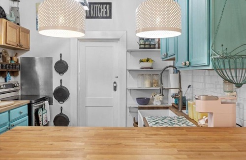 East Hill House | 10 MIN TO BEACH + Downtown Pcola + BBQ + Fire Pit