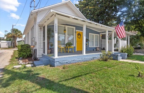 East Hill House | 10 MIN TO BEACH + Downtown Pcola + BBQ + Fire Pit