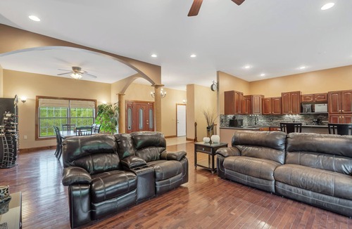 Town of Hastings House | 100-Acre Retreat - Hot Tub- 20 minutes to Syracuse & 10 minutes to Oneida Lake