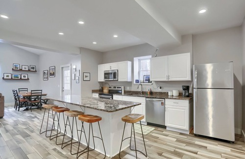 Clarion House | 15% off Spring Special - Close to Penn West - Wifi - Fenced Yard
