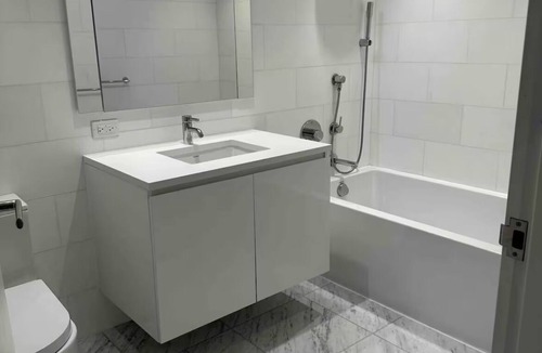 Hunters Point Apartment | 2-bedroom apartment in lovely Long Island City with AC and gym