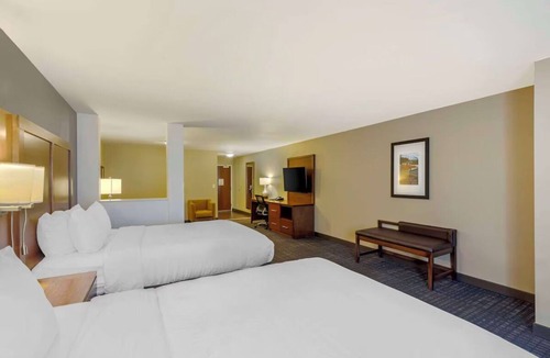 Loveland Hotel | 2 Classic Suites Close to Loveland Sports Park + Pool and Breakfast Included