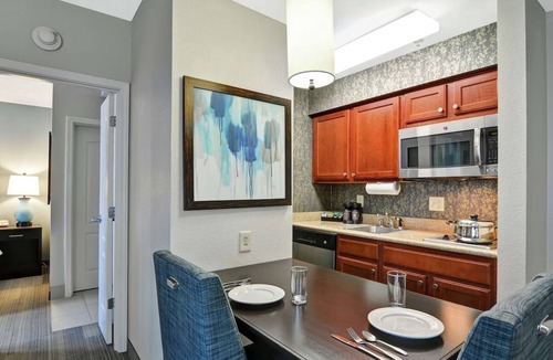 Lexington Hotel | 2 Convenient Suites | 6.3 Miles Away from Airport | Pet-Friendly | Free Parking