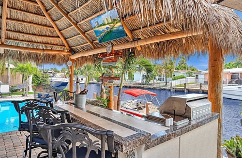 Garden Isles House | 2 miles from the beach! Heated pool/Hot tub/free kayaks & so much more