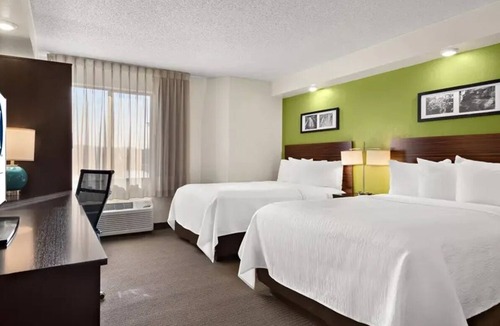 Wesley Chapel Hotel | 2 Modern Units Near The Grove – Walk to Shops & Dining | Free Parking, Breakfast
