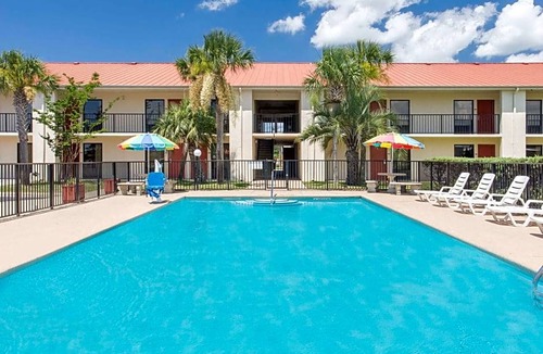 Navarre Hotel | 2-Star Hotel ∙ Days Inn & Suites by Wyndham Navarre Conference Center