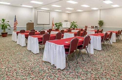 Navarre Hotel | 2-Star Hotel ∙ Days Inn & Suites by Wyndham Navarre Conference Center
