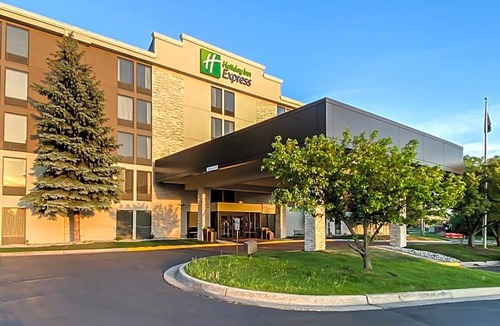 Flint Hotel | 2-Star Hotel ∙ Holiday Inn Express Flint-Campus Area, an IHG Hotel