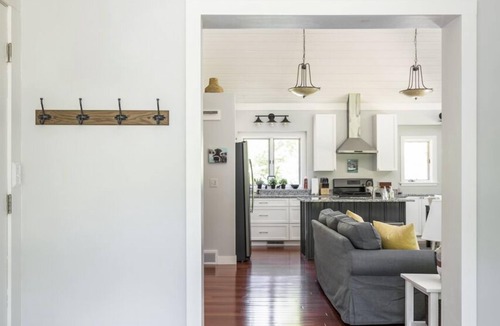 Cedar House | '26 Flexible Summer & Fall-BOOK NOW! - Central Location - clean & modern rental!