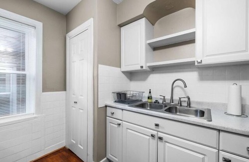 Clifton Heights Apartment | 2BD 2BA Duplex in quiet South City with easy access to I-44, near hospitals, parks, etc. Each unit has a queen bed, kitchen, fast WiFi, smart TV, and in-unit laundry. Ideal for solo travel, couples, or professionals. Free parking. No smoking.