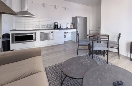 Hunters Point Apartment | 3 Inviting Units | Steps to MoMA PS1, Court Sq Metro & 5 Mins to Manhattan