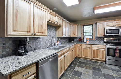 Indian Point Cabin | 3 King Suites + Lakefront w/Dock, Pools & Mini Golf – Perfect Family Getaway Near SDC!
