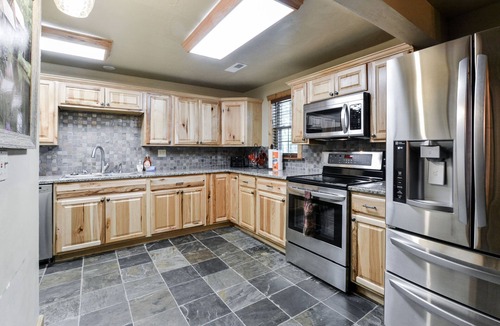 Indian Point Cabin | 3 King Suites + Lakefront w/Dock, Pools & Mini Golf – Perfect Family Getaway Near SDC!