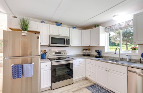 Central Lake Cottage | 3 Mi to Lake Michigan: ‘The Country Cottage’