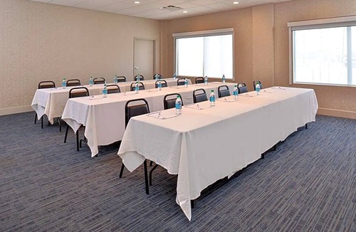 Farmington Hills Hotel | 3-Star Hotel ∙ Holiday Inn Express & Suites Farmington Hills - Detroit, an IHG Hotel