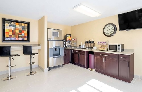 Lookout Valley Neighborhood Association Hotel | 4 Chattanooga Escape Near Ruby Falls w/Two Queens and Outdoor Seasonal Pool