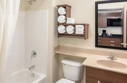 Wixom Hotel | 4 Rooms with Fully Equipped Kitchen - Stay Conveniently Near Major Attractions