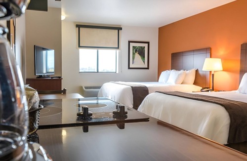 Wixom Hotel | 4 Rooms with Fully Equipped Kitchen - Stay Conveniently Near Major Attractions