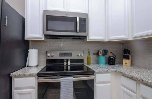 Franklin House | 421 B · Walk to downtown Franklin, Plenty of room for 6