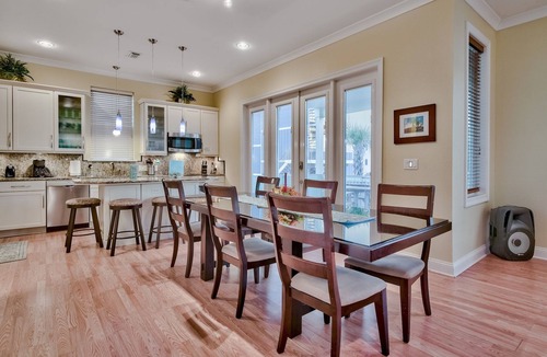 Villa Primera House | 5⭐️ beach block 4BR 3.5BA, close to everything, heated pool, hot tub, ping pong
